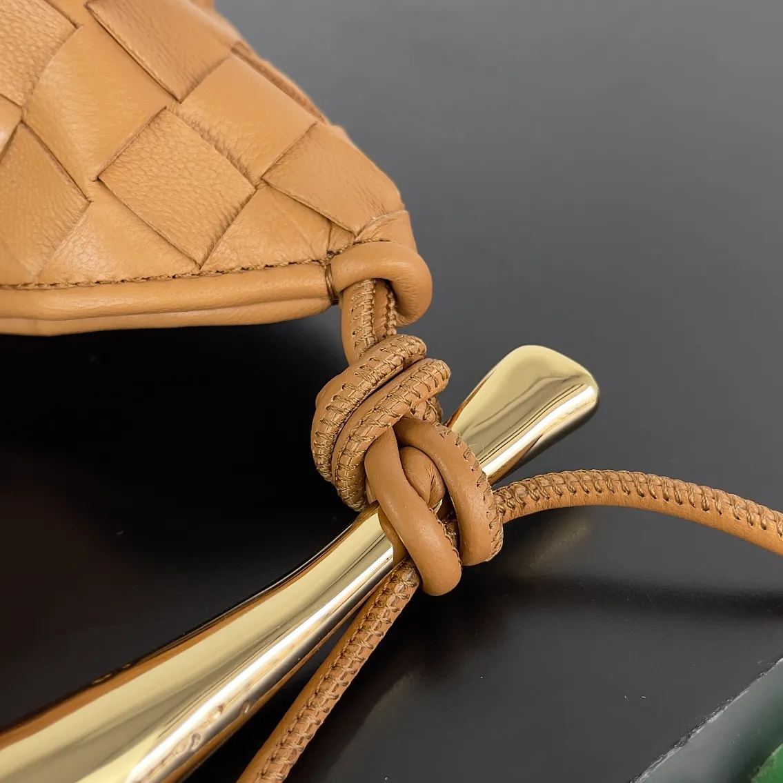 Batch of 1260 BV Mini Sardine is coming‼ ️Super high-end, stainless steel hardware + 24k real gold plating process, fish scales (concave and convex positions) are the finishing touch, the sardine bag that can be carried cross-body is completely beautiful to the heart. The metal element handle and the weaving are perfectly combined to completely integrate the artistic sense and elegance and fashion. It is really like a work of art🏺The large size is elegant, the small size is exquisite and cute, a must-have item for fashionistas, and the details are perfectly reproduced. Style number: 744267 Size 20*12*2.5